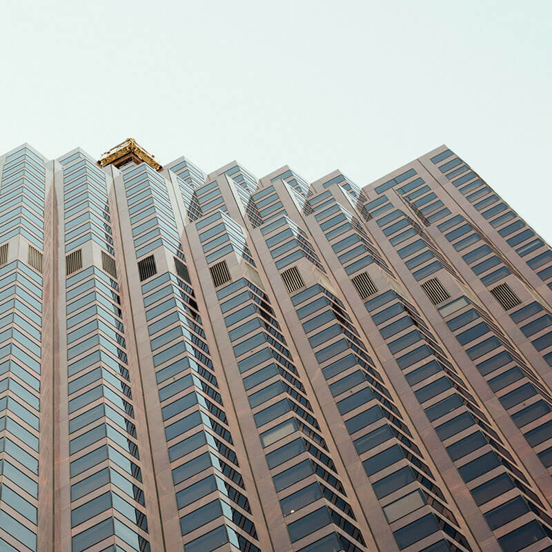 Fachada de un edificio contemporáneo con módulos geométricos y ventanas en repetición vertical