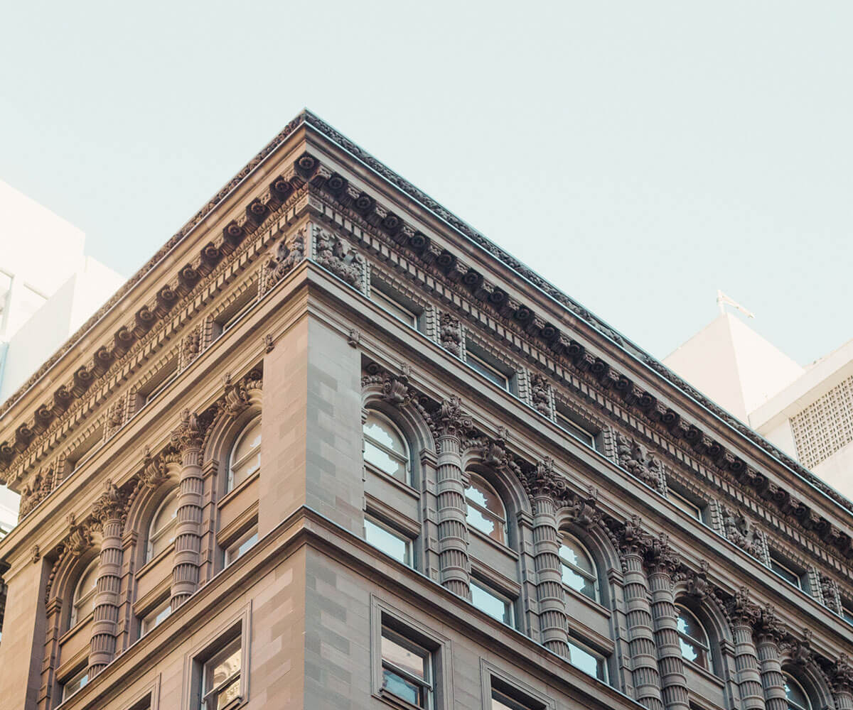 Edificio histórico de varias plantas con fachada clásica y elementos ornamentales en piedra