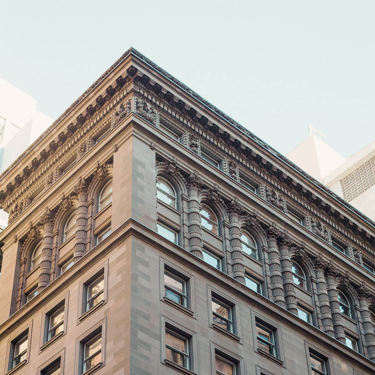 Edificio histórico de varias plantas con fachada clásica y elementos ornamentales en piedra